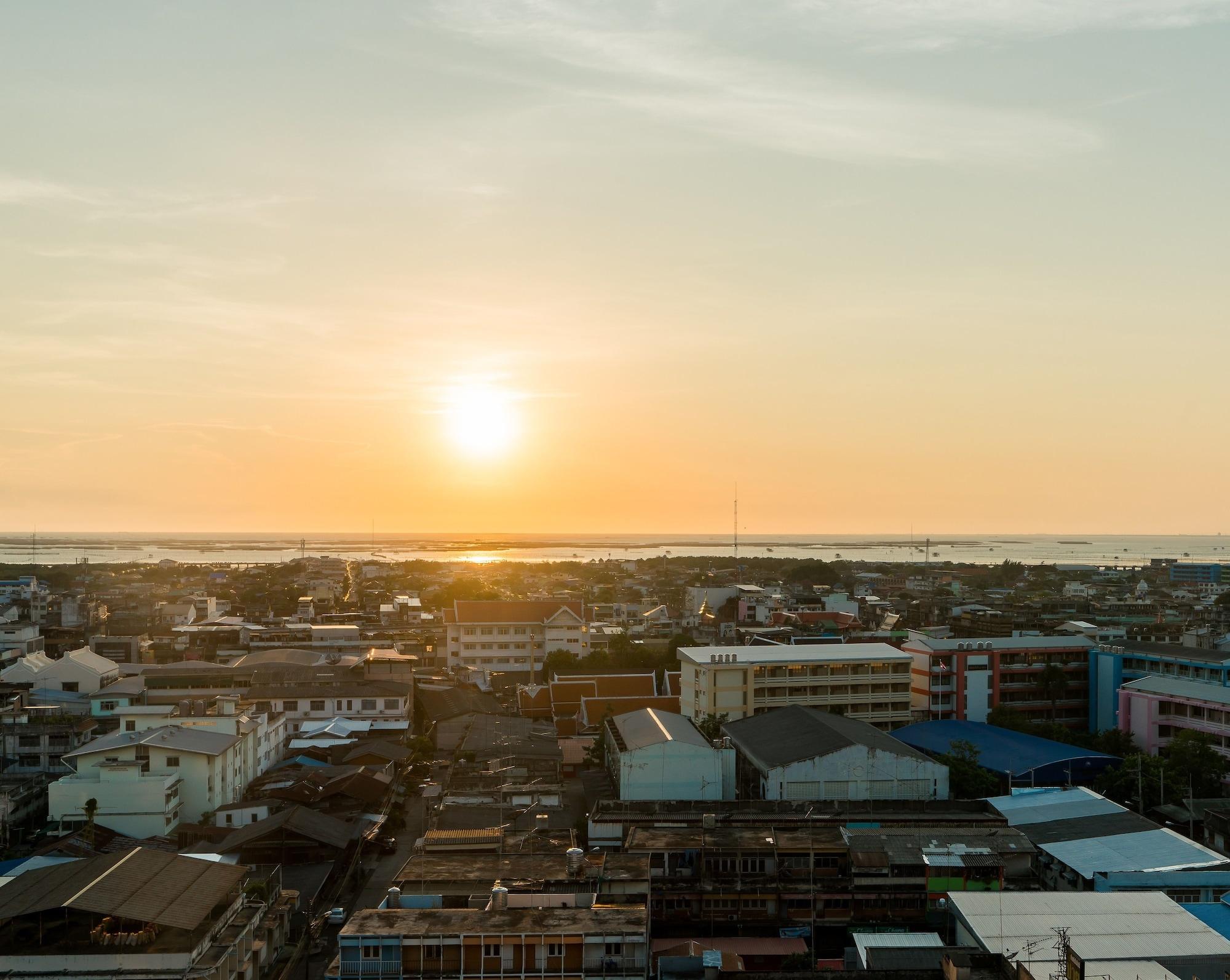 Rattanachol Hotel Chonburi Exterior photo